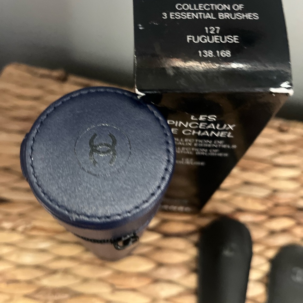 Chanel Essential Brush Collection - Picture 4 of 7